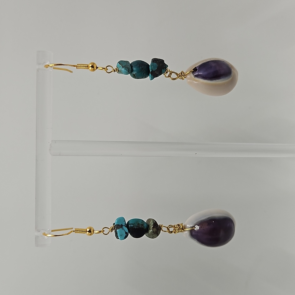 Handmade purple top cowrie shell with turquoise stones - Picture 3 of 3